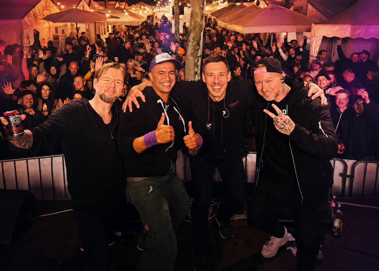 Die vier COVERHELDEN mit ihrem Publikum nach einem Konzert